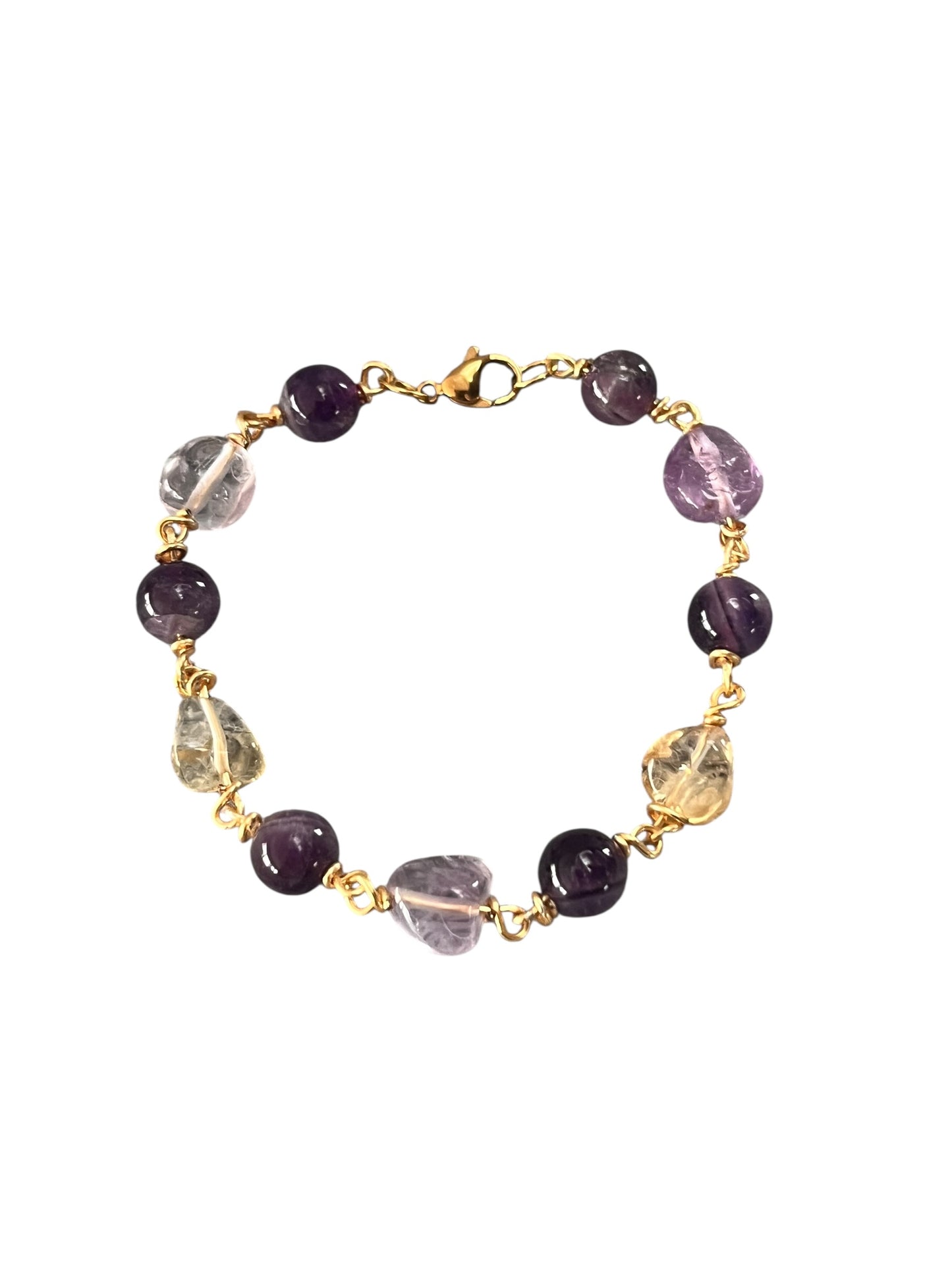 Krystal armbånd med ametyst og citrine båret på håndled, håndlavet armbånd med forgyldt smykketråd, lavet af Monnas Smykkedesign