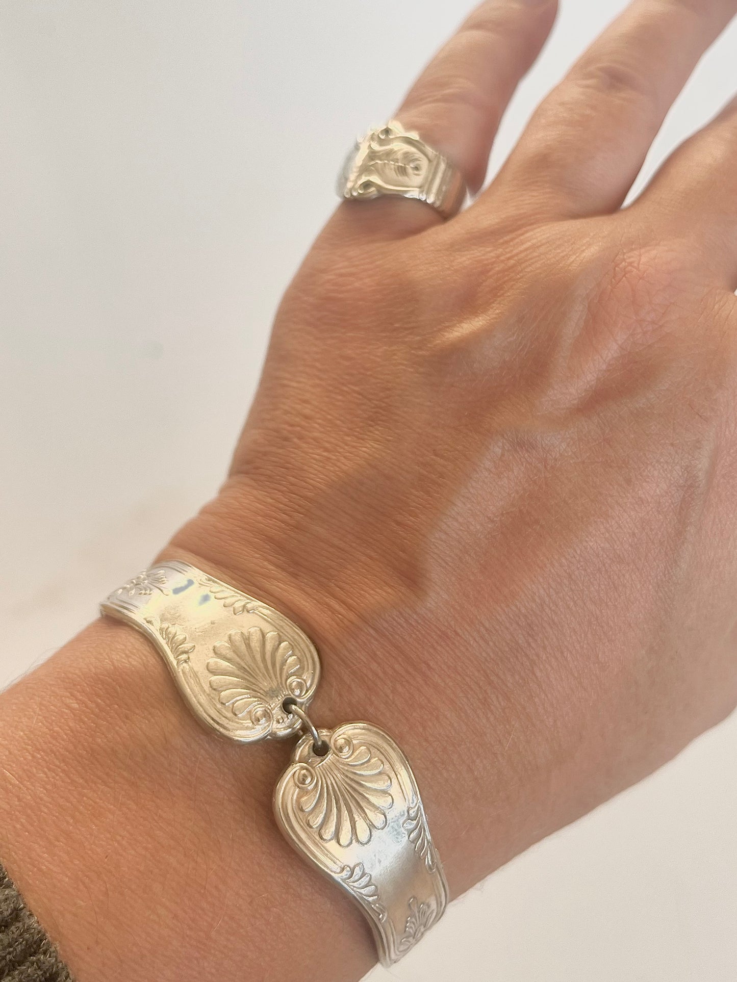 Musling armbånd – håndlavet sølv smykke med muslinge mønster i gammelt bestik
