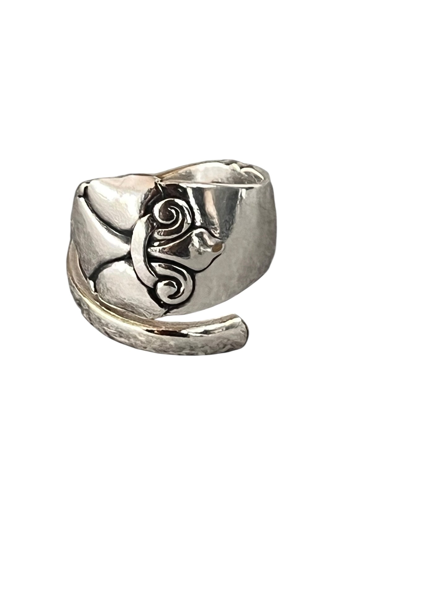 Detalje af spiral ring med fleur de lis motiv, håndlavet ske ring i sølvplet, lavet af Monnas Smykkedesign