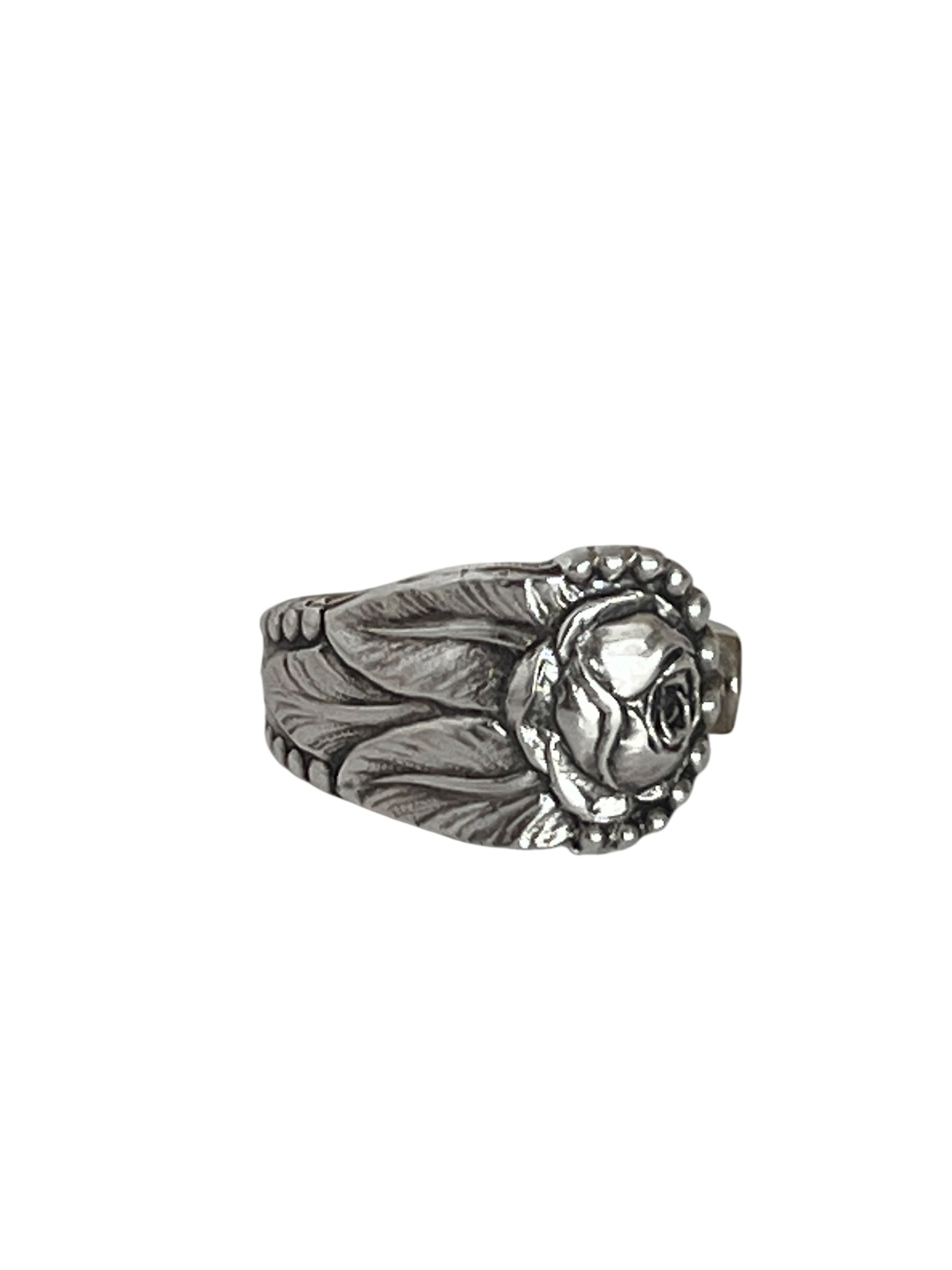 Ring af gammelt bestik med buet bagside for god komfort, let og behagelig rosenring lavet af sølvtøj. Lavet af Monnas Smykkedesign