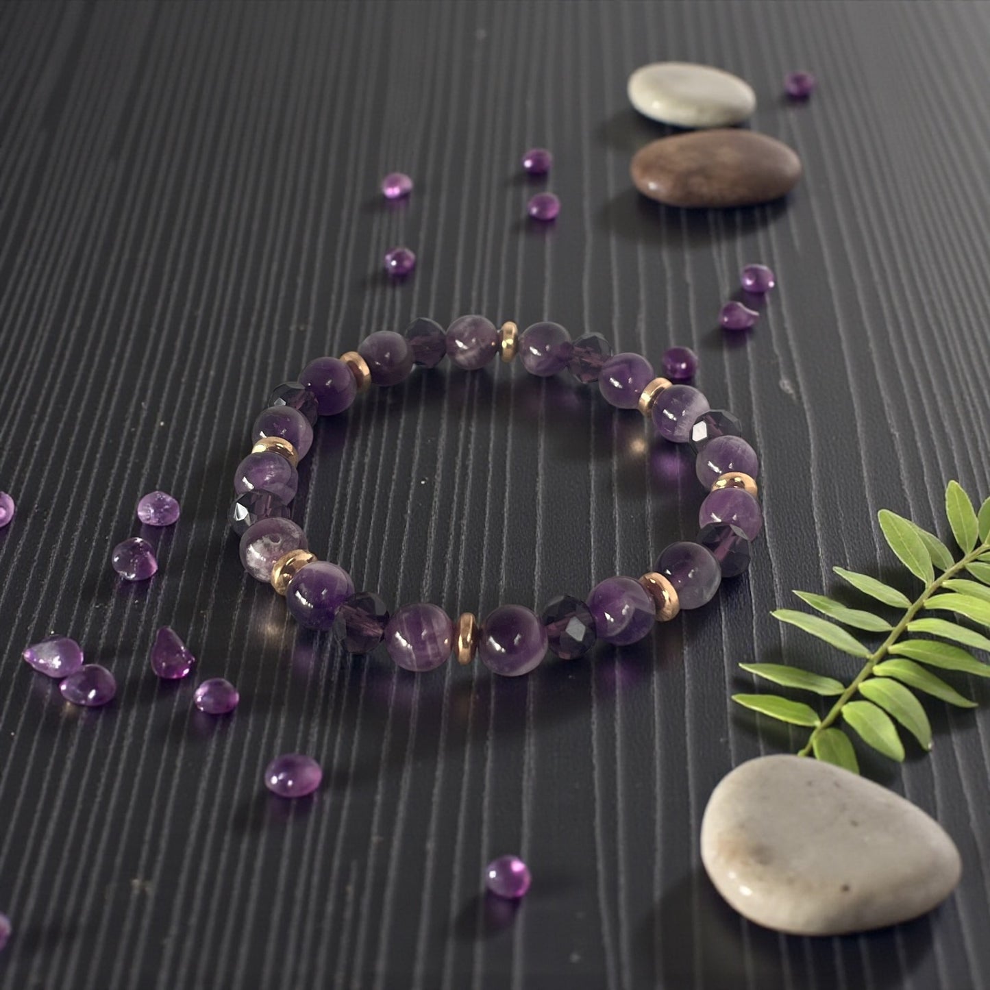 Ametyst Krystal armbånd i naturlige smykkesten med organisk struktur og tidløst design, håndlavet med sans for detaljer, lavet af Monnas Smykkedesign