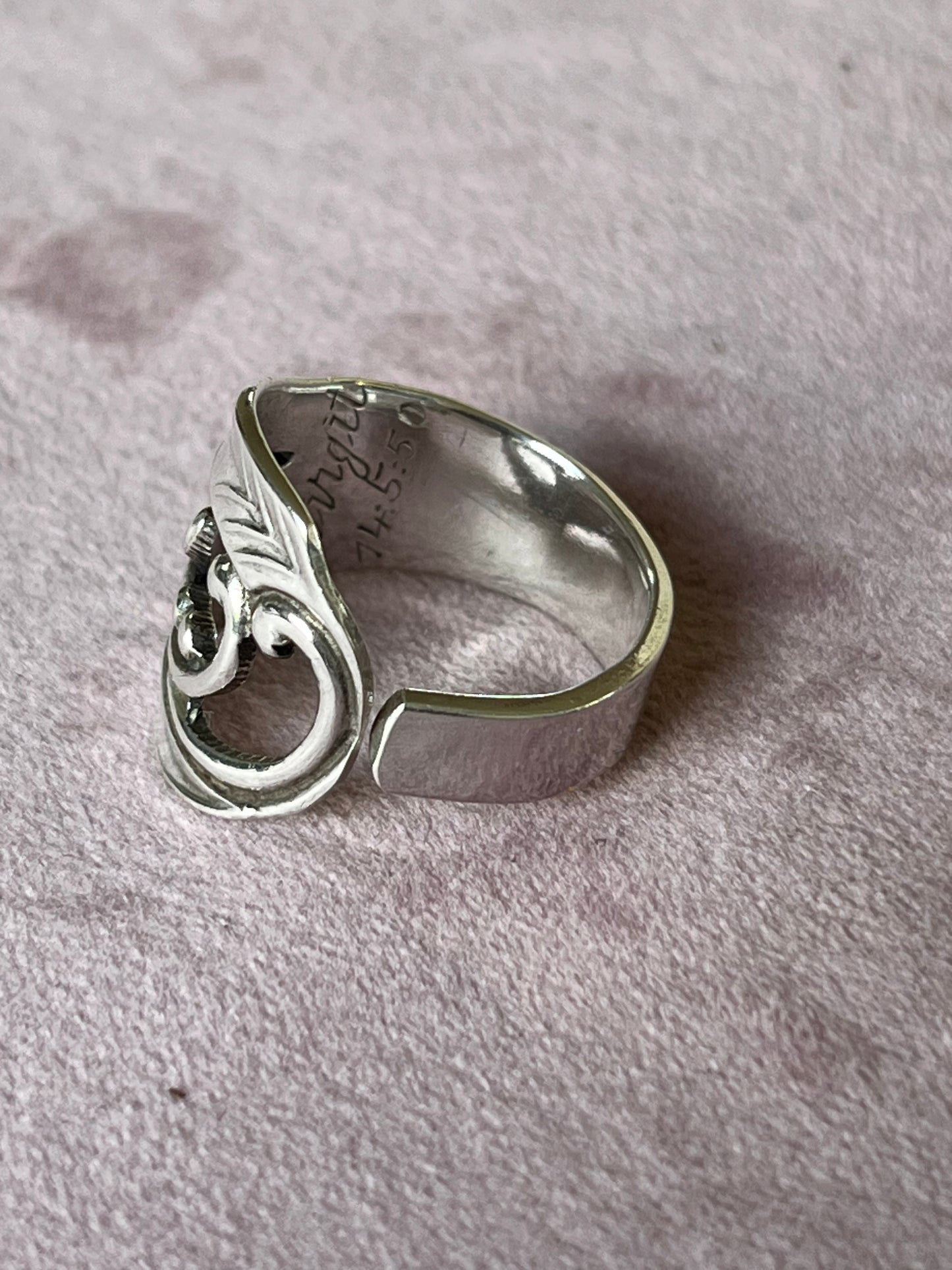 Ring af sølvske fra 1949 med blomst og små kugler