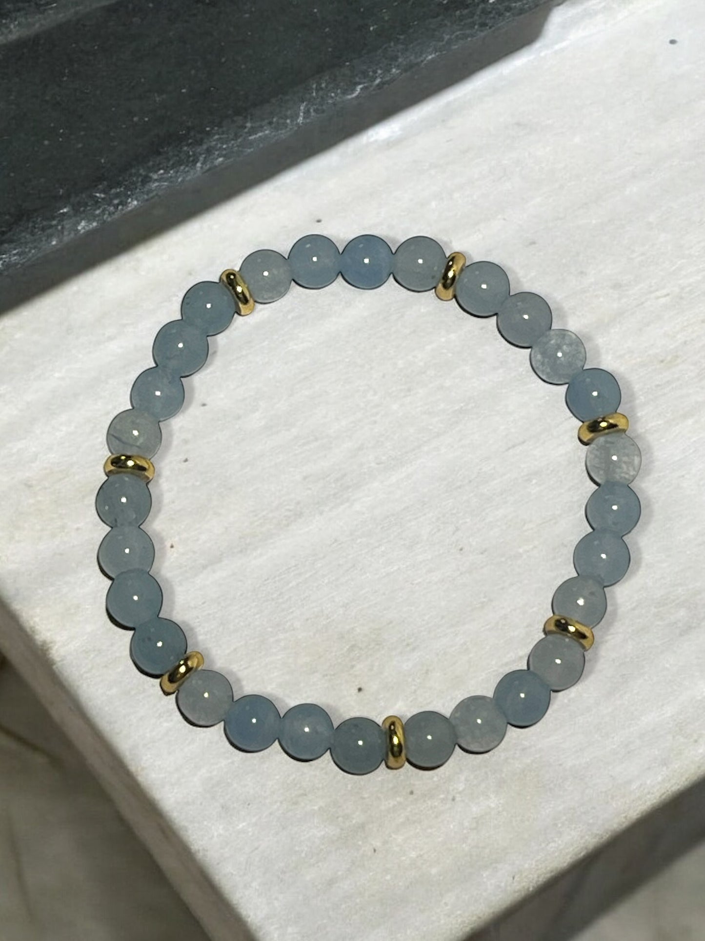 Akvamarine Armbånd 6mm stenperle