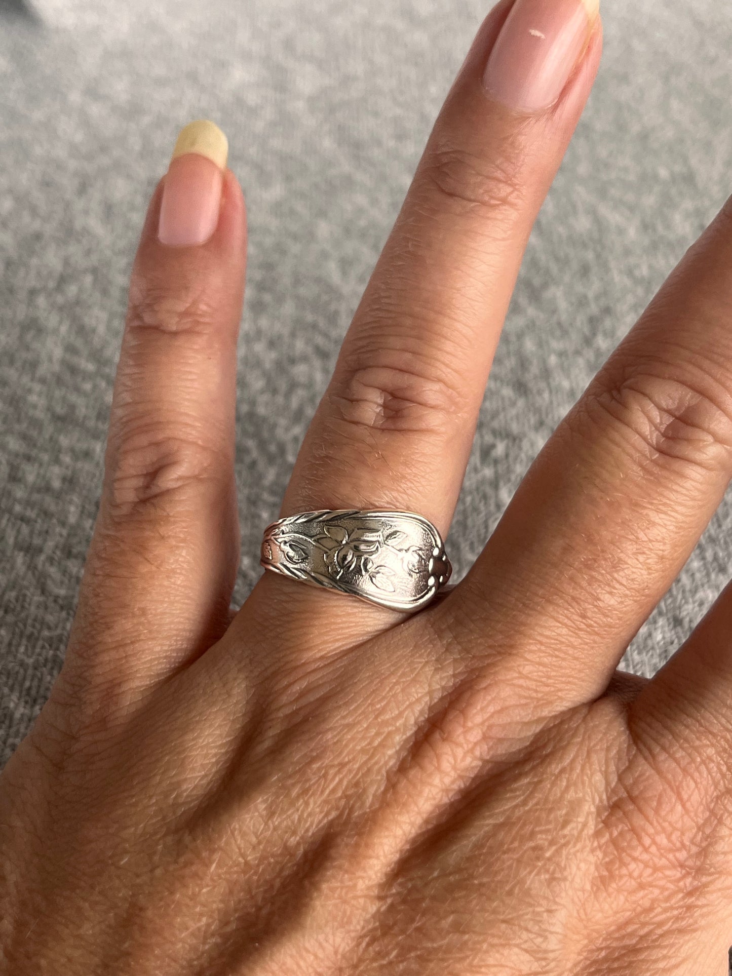 unika-ring-haandlavet-af-gammelt-bestik-statement-ring-genbrugssmykke-lavet-af-Monnas-Smykkedesign
