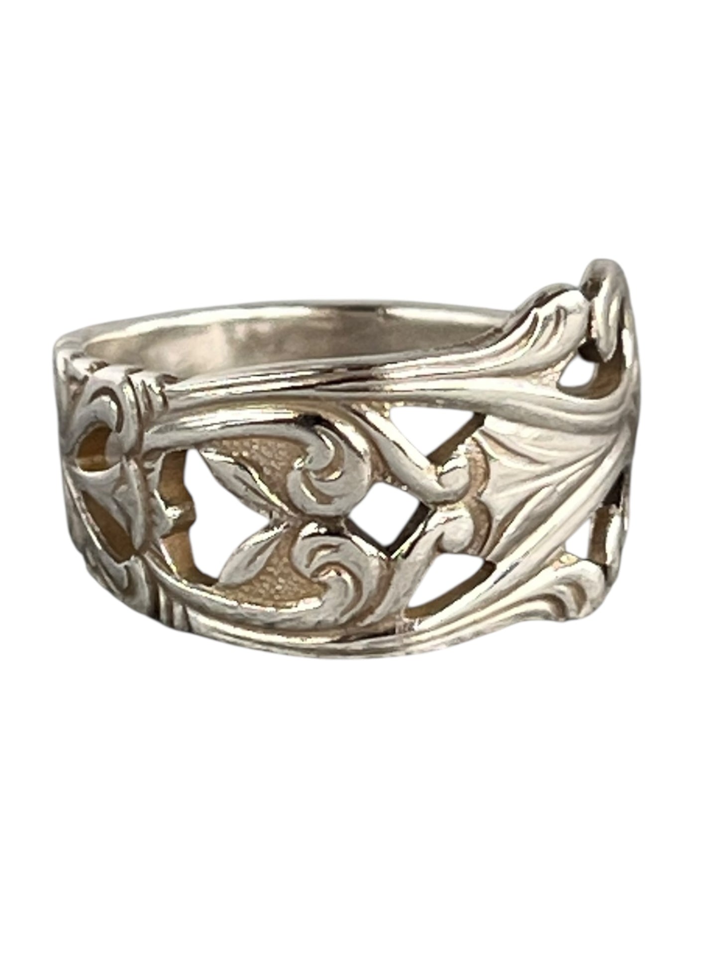 unika-ring-haandlavet-af-gammelt-bestik-statement-ring-genbrugssmykke-lavet-af-Monnas-Smykkedesign