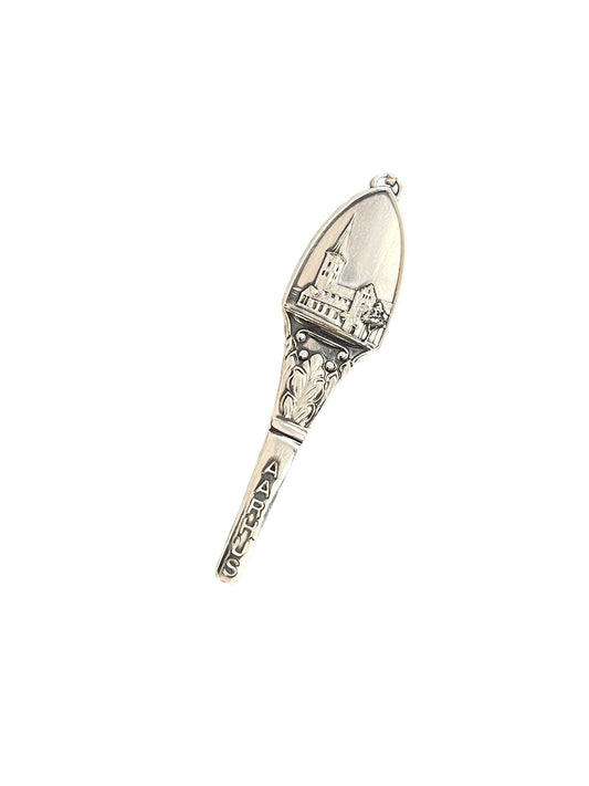 Håndlavet broche af gammelt bestik med teksten Aarhus og bymotiv, klassisk brochenål lavet af ske, lavet af Monnas Smykkedesign