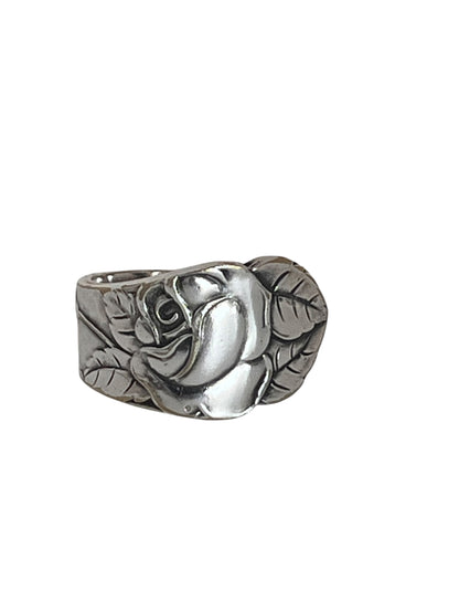 Ring af gammelt bestik med dybt præget rosemønster og naturlig patina, genbrugssmykke med dramatisk botanisk udtryk, lavet af Monnas Smykkedesign