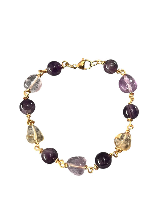 Håndlavet krystal armbånd med ametyst og citrine på forgyldt smykketråd, lilla og gyldne natursten, lavet af Monnas Smykkedesign
