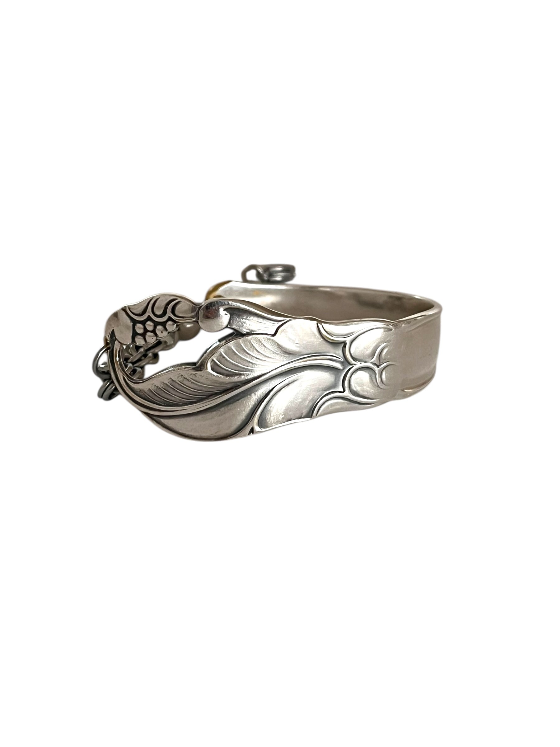 smykke lavet af en sølvske, skeen har et mønster af et blad fra et egetræ.  armbåndet er et helt unikt smykke lavet fra antikt bestik , lavet af Monnas Smykkedesign