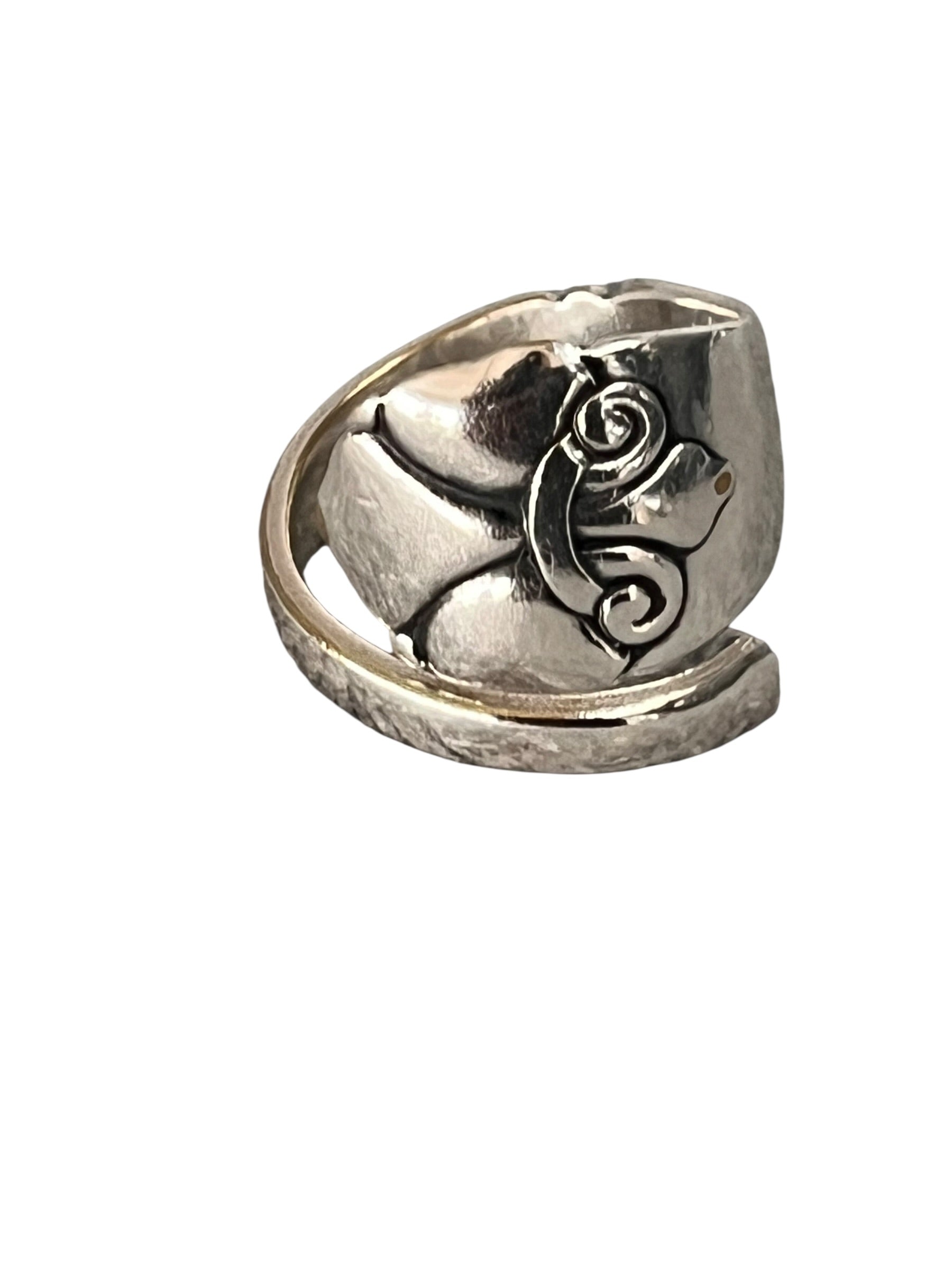 Spiral ske ring med fransk lilje set fra siden, ring af gammelt bestik med bevægelse i designet, lavet af Monnas Smykkedesign
