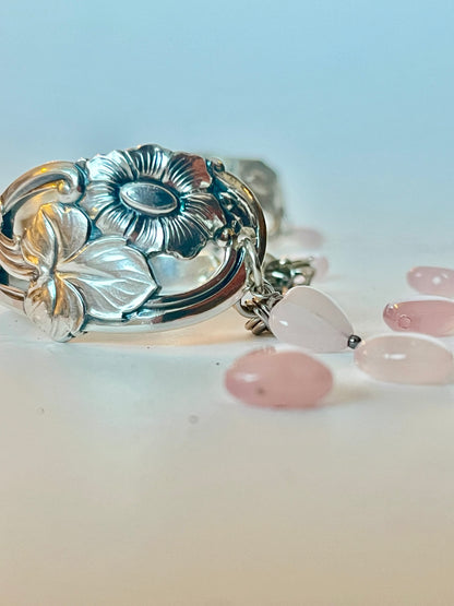 Detalje af Daisy armbånd lavet af gammelt bestik – unikt bæredygtigt smykke.