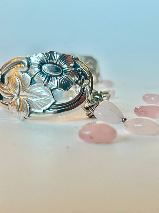 Detalje af Daisy armbånd lavet af gammelt bestik – unikt bæredygtigt smykke.