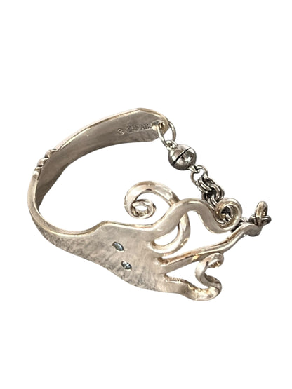 Unikt blæksprutte armbånd lavet af gammel gaffel, bæredygtigt smykke af bestik, håndlavet af Monnas Smykkedesign