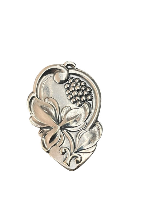 Håndlavet broche af gammelt bestik med blomster og bær motiv i klassisk stil, lavet af Monnas Smykkedesign