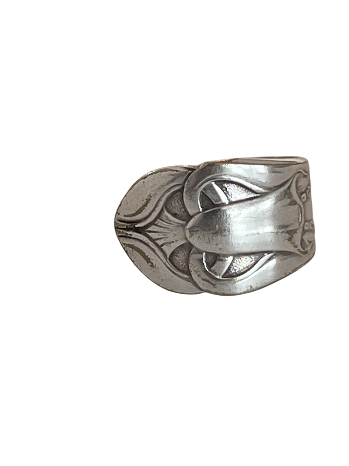 Ring af gammelt bestik med mystisk blomstermotiv, lavet af teske i sølvplet med trompetformet blomst og støvdrager - lavet af Monnas Smykkedesign