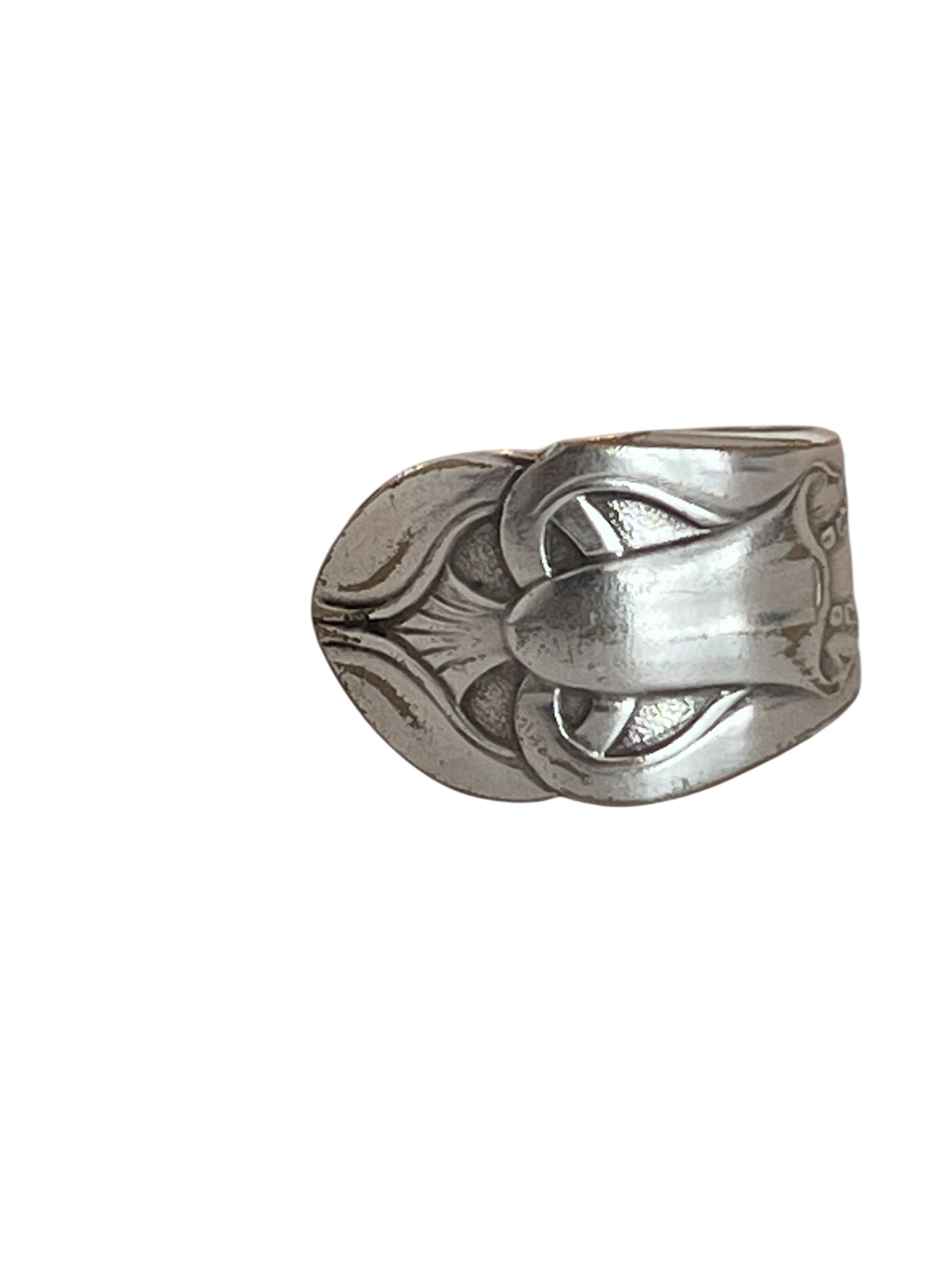 Ring af gammelt bestik med mystisk blomstermotiv, lavet af teske i sølvplet med trompetformet blomst og støvdrager - lavet af Monnas Smykkedesign