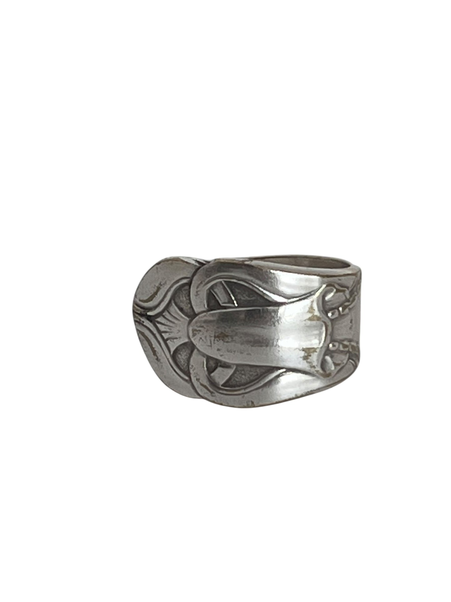 Ring af gammelt bestik i klassisk skering-størrelse, let og behagelig ring med gammeldags blomstermønster - lavet af Monnas Smykkedesign 