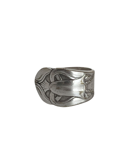 Ring af gammelt bestik i klassisk skering-størrelse, let og behagelig ring med gammeldags blomstermønster - lavet af Monnas Smykkedesign 