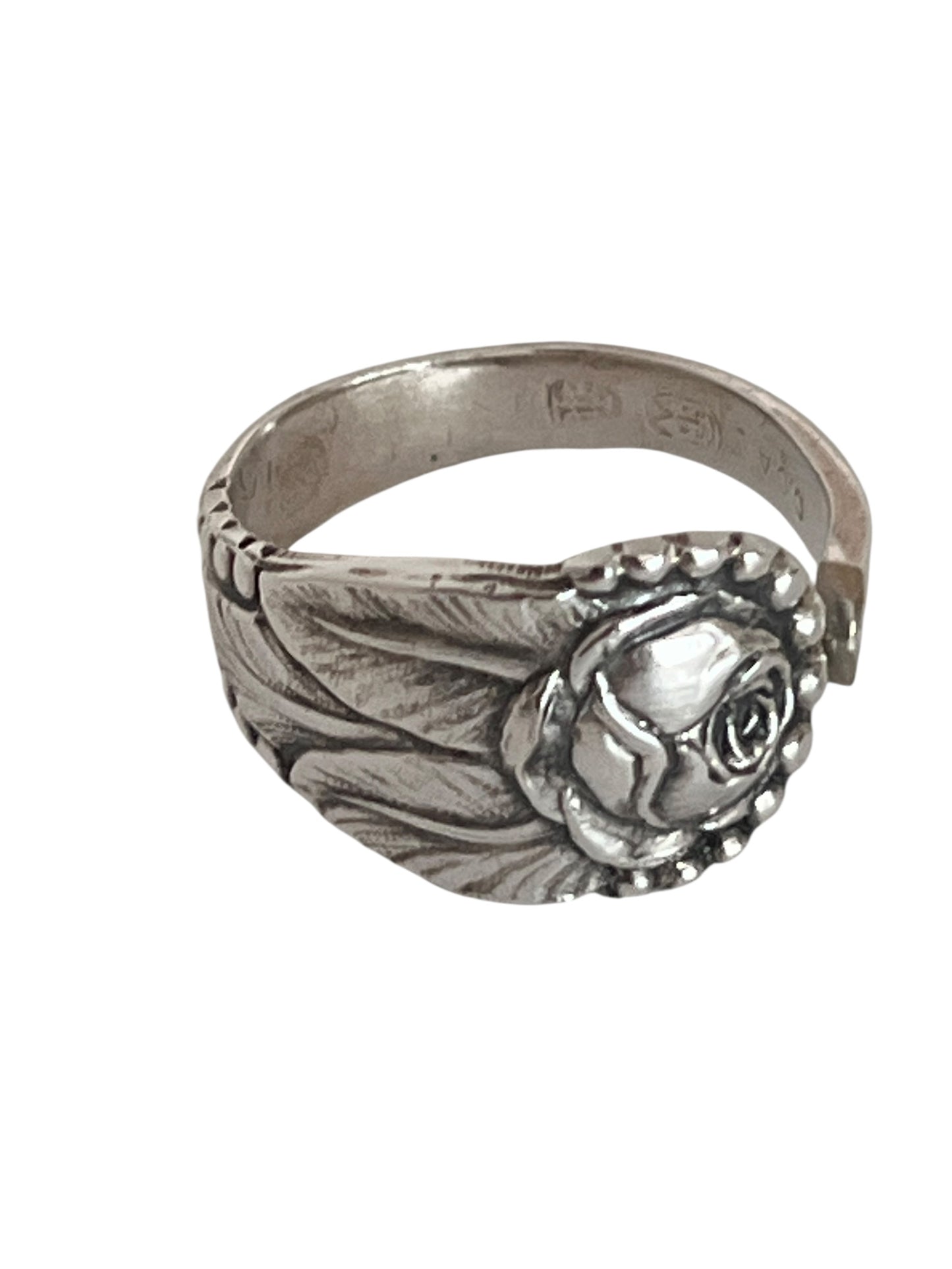 Ring af gammelt bestik med klassisk rosenknop, lavet af dansk designet sølvtøj og formet af en antik teske. Lavet af Monnas smykkedesign