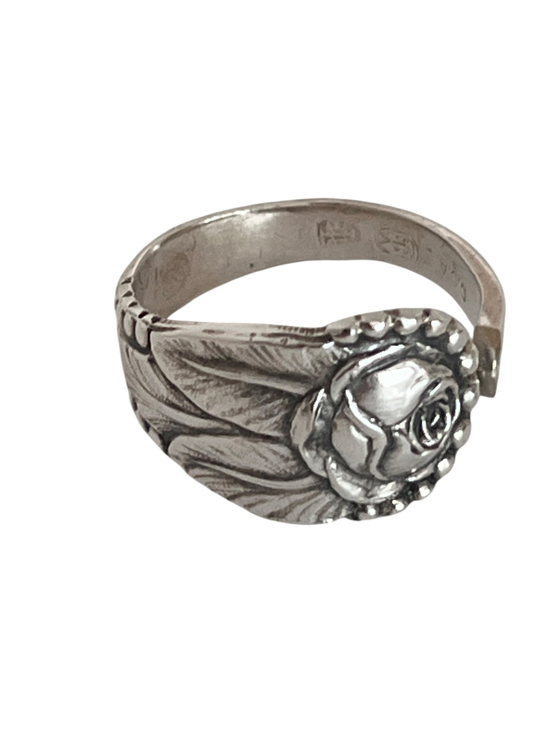Ring af gammelt bestik med klassisk rosenknop, lavet af dansk designet sølvtøj og formet af en antik teske. Lavet af Monnas smykkedesign