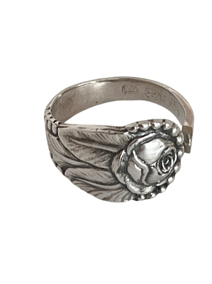 Ring af gammelt bestik med klassisk rosenknop, lavet af dansk designet sølvtøj og formet af en antik teske. Lavet af Monnas smykkedesign
