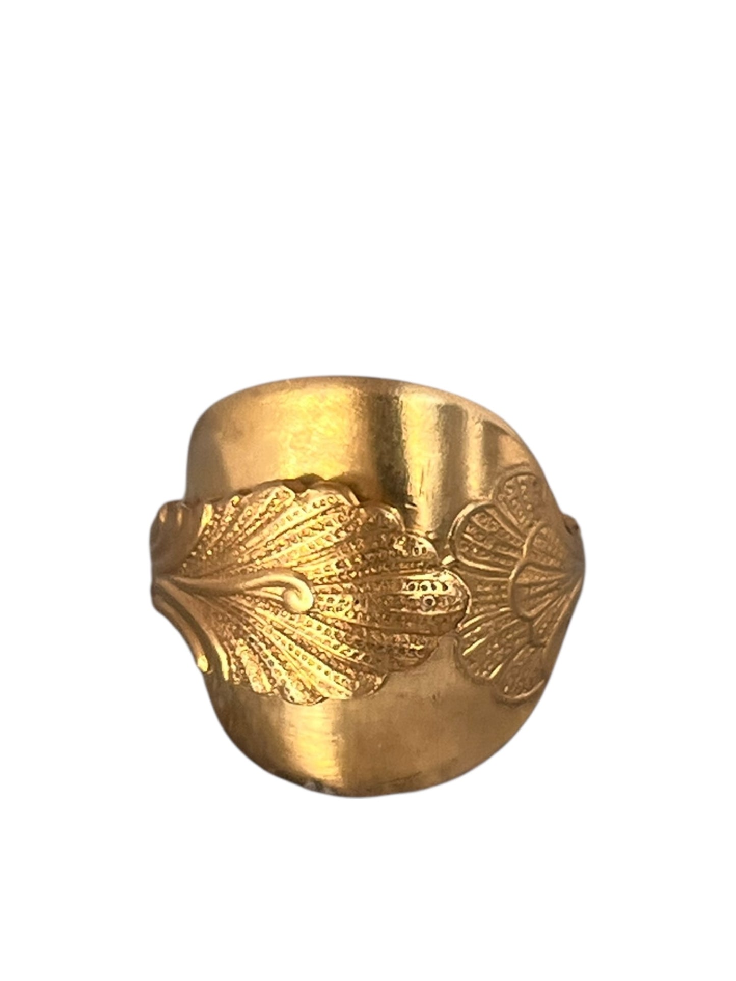 Detalje af forgyldt ring med fine botaniske dekorationer inspireret af art deco, ring af gammelt bestik, lavet af Monnas Smykkedesign