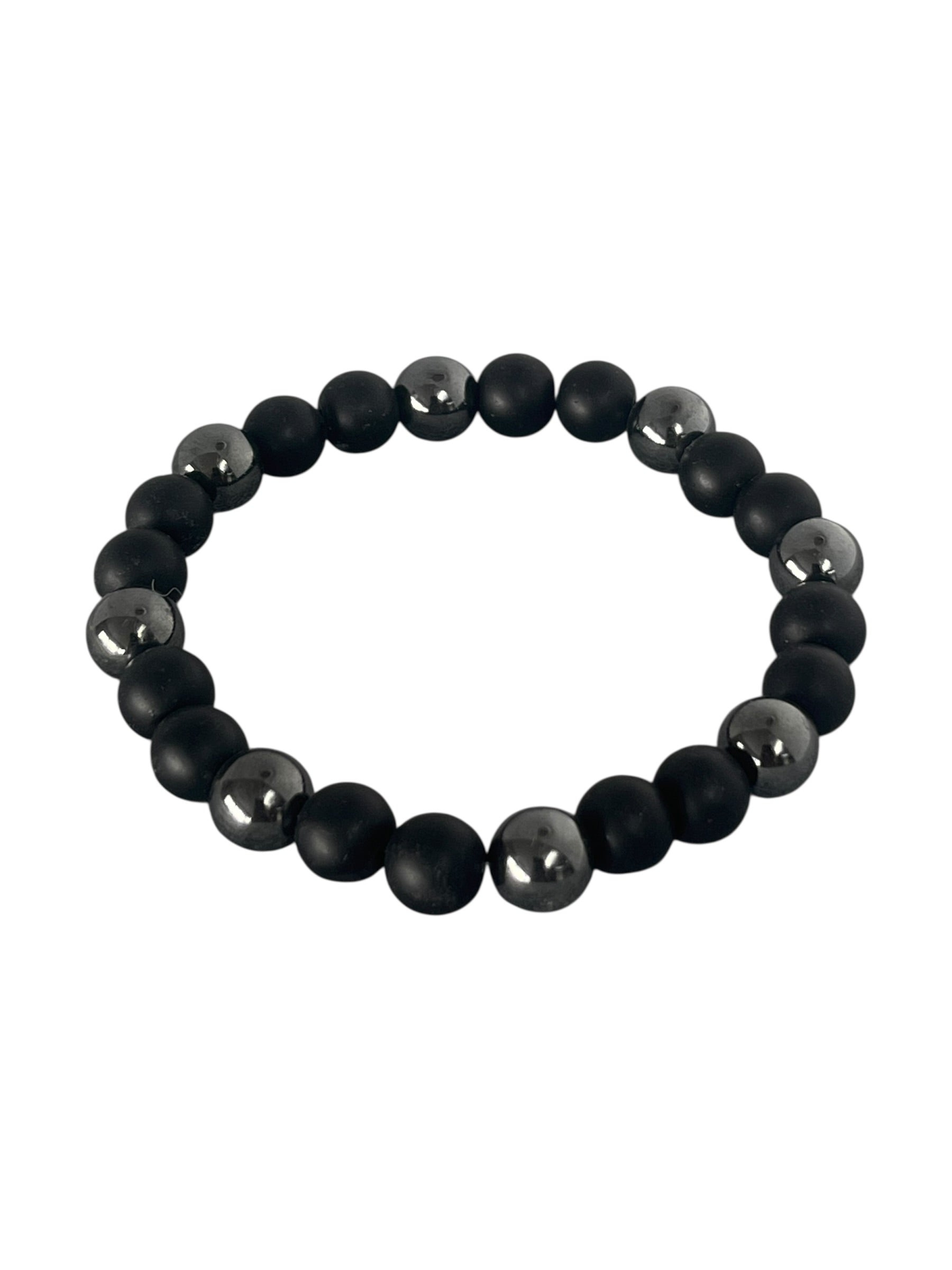 Hæmatit og onyx Krystal armbånd med ægte sten og naturlige variationer, trukket på elastik og skabt med fokus på ro og balance, lavet af Monnas Smykkedesign