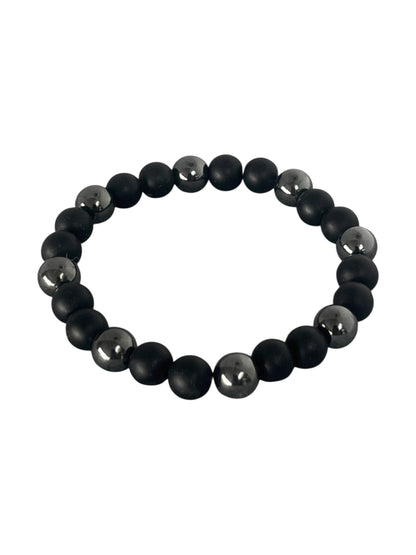 Hæmatit og onyx Krystal armbånd med ægte sten og naturlige variationer, trukket på elastik og skabt med fokus på ro og balance, lavet af Monnas Smykkedesign