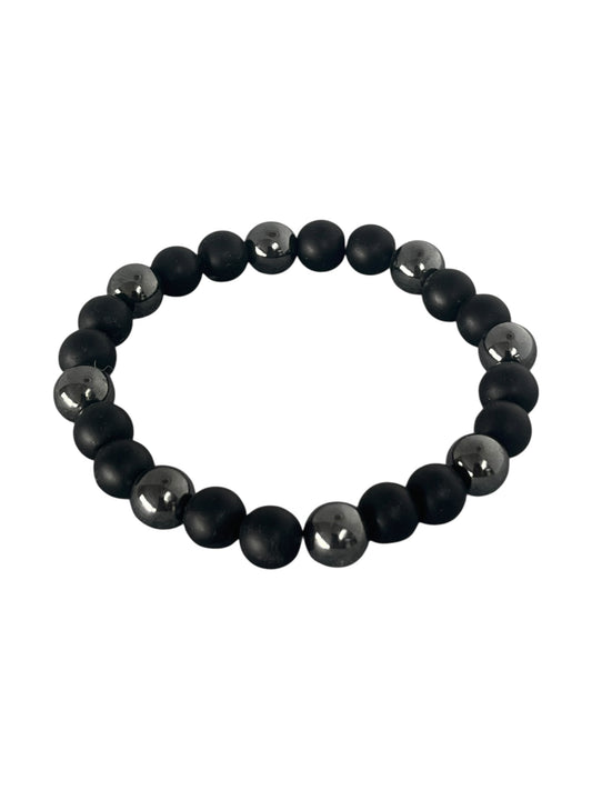 Hæmatit og onyx Krystal armbånd med ægte sten og naturlige variationer, trukket på elastik og skabt med fokus på ro og balance, lavet af Monnas Smykkedesign