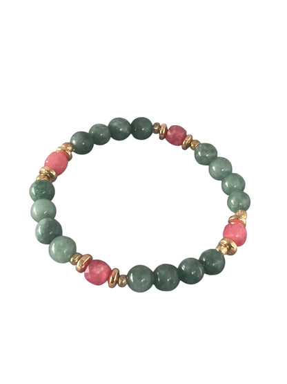 Grøn jade Krystal armbånd med ægte krystaller og smukke farvespil, et håndlavet smykke inspireret af naturens former, lavet af Monnas Smykkedesign