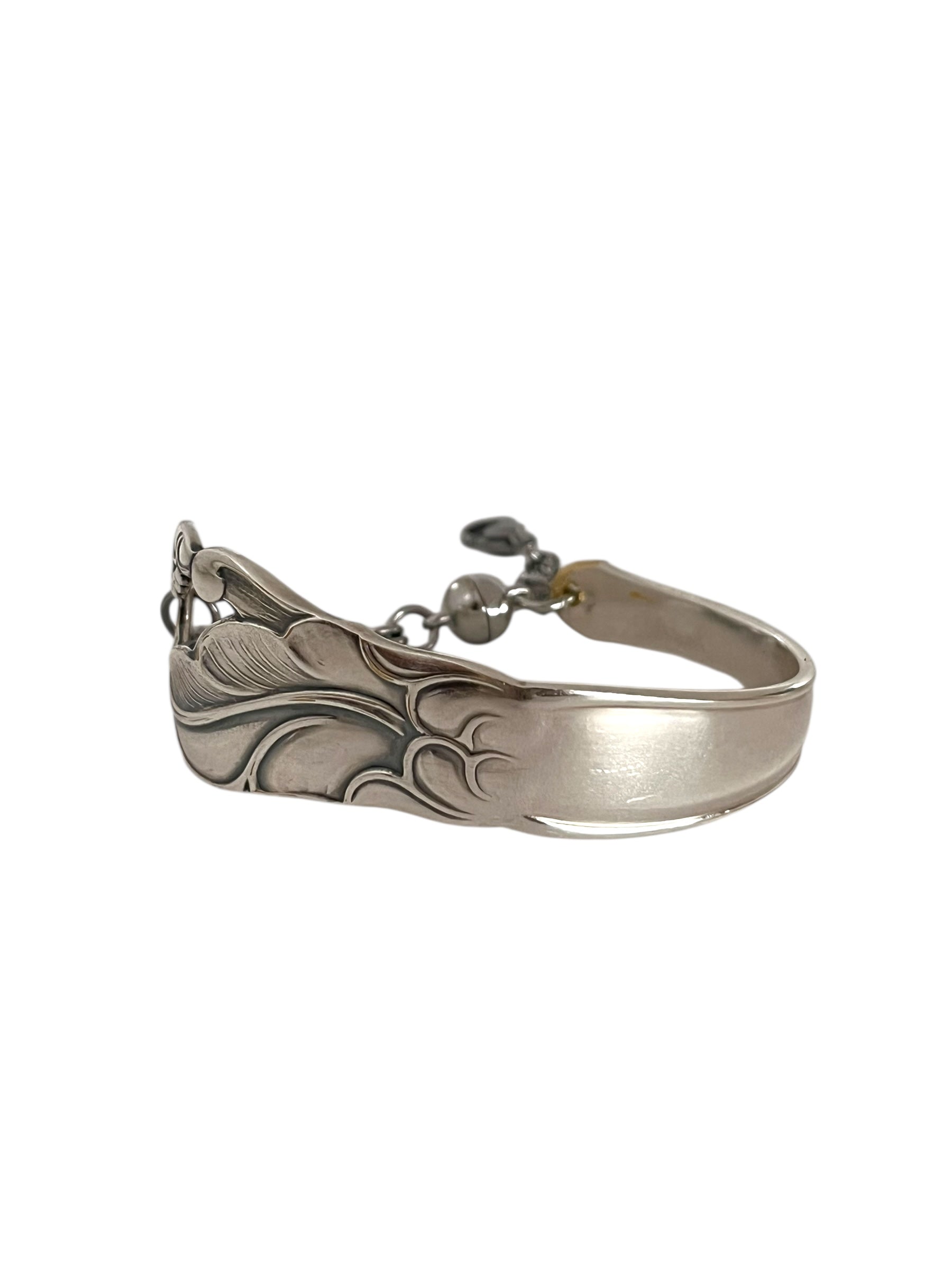 smykke lavet af en sølvske, skeen har et mønster af et blad fra et egetræ.  armbåndet er et helt unikt smykke lavet fra antikt bestik , lavet af Monnas Smykkedesign
