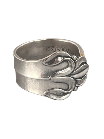 Detalje af ske ring med blomsterknop, enkelt botanisk motiv på ring af gammelt bestik, lavet af Monnas Smykkedesign