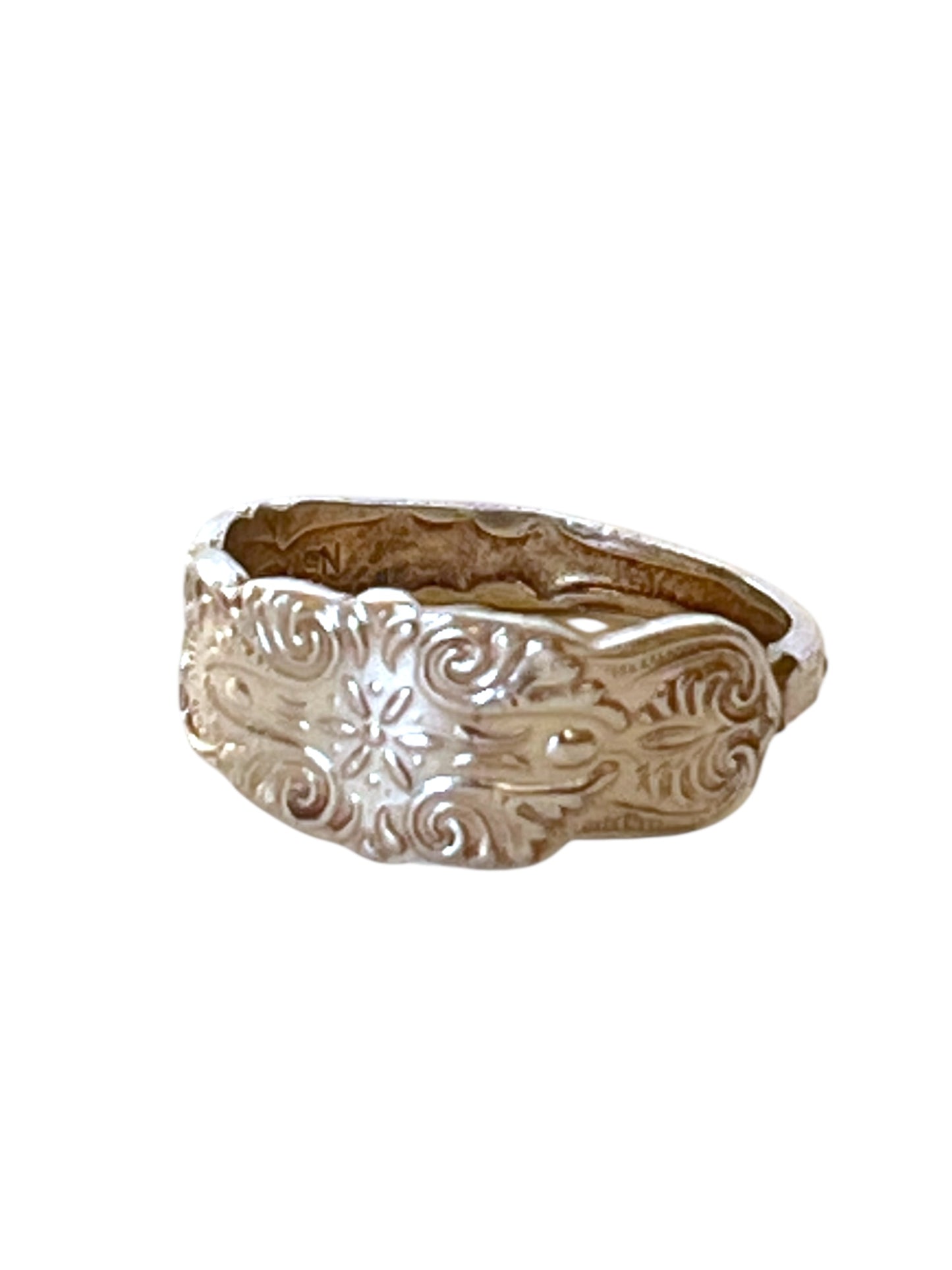 Detalje af symetisk ske ring lavet af gammelt bestik – elegant håndlavet vintage smykke.