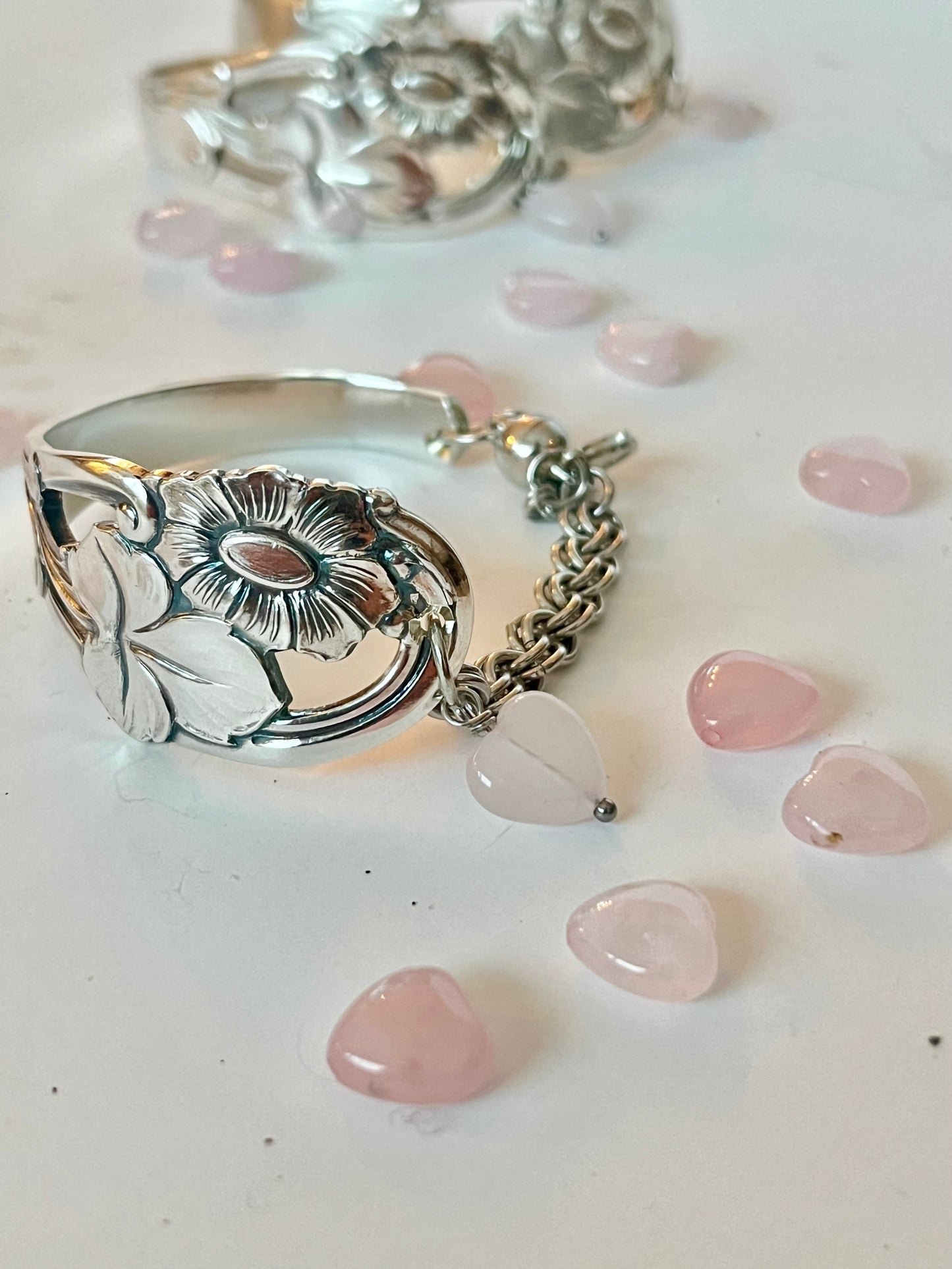 Detalje af Daisy armbånd lavet af gammelt bestik – unikt bæredygtigt smykke.