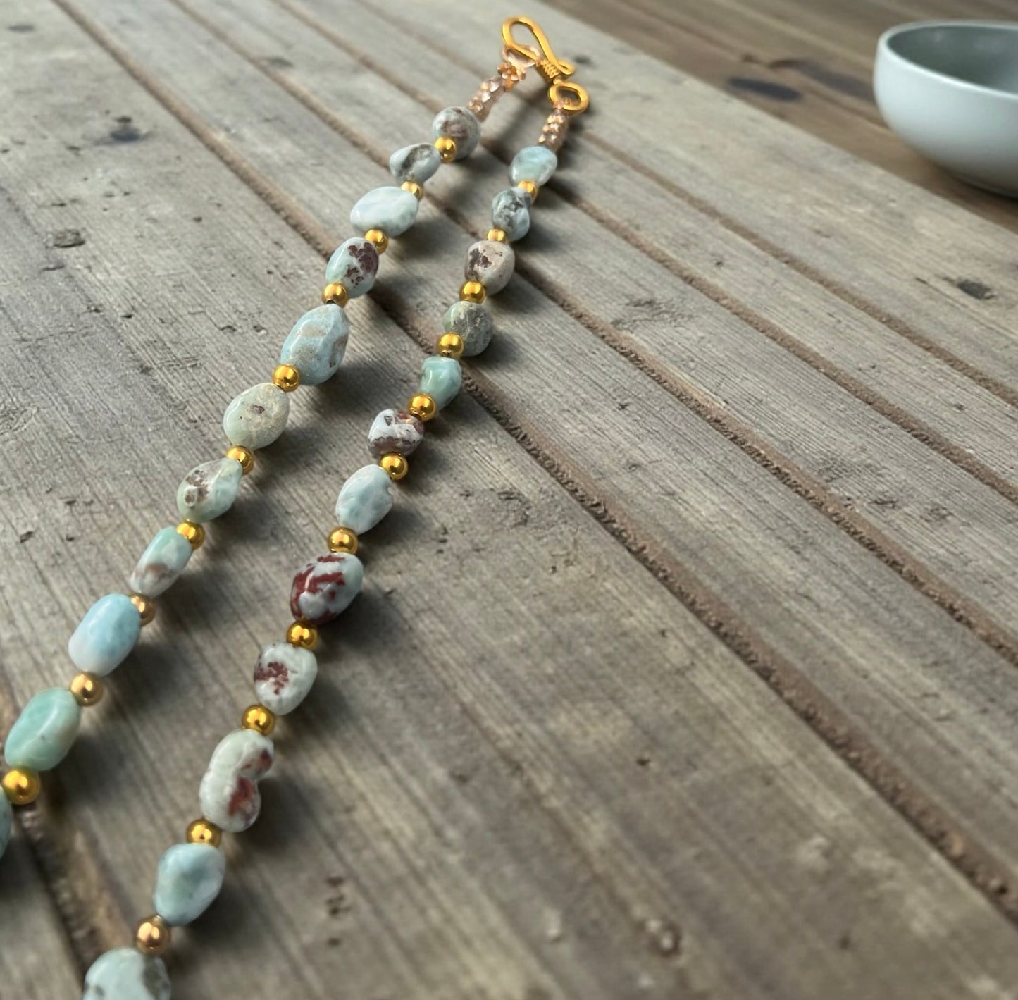 Detalje af krystaller halskæde med slebne og polerede Larimar-sten i organiske former, inspireret af hav og himmel lavet af Monnas Smykkedesign 