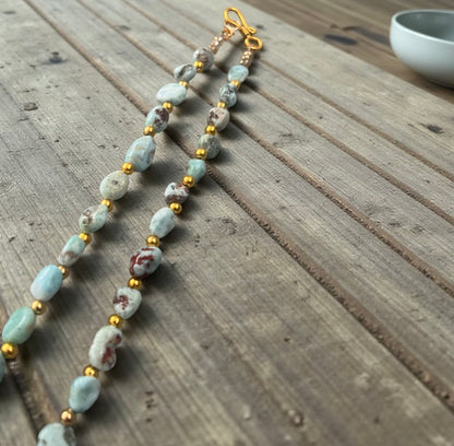 Detalje af krystaller halskæde med slebne og polerede Larimar-sten i organiske former, inspireret af hav og himmel lavet af Monnas Smykkedesign 