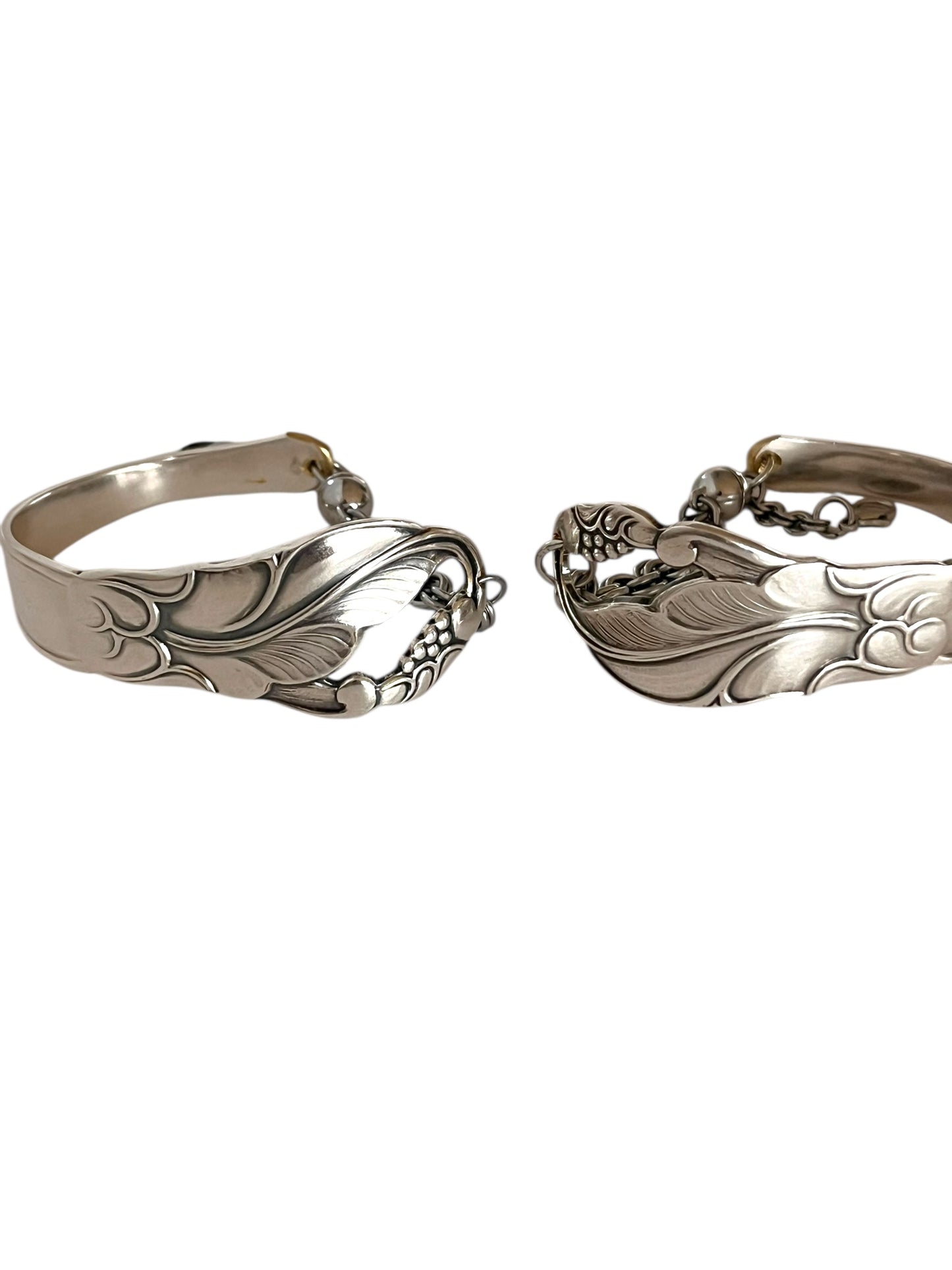 smykke lavet af en sølvske, skeen har et mønster af et blad fra et egetræ.  armbåndet er et helt unikt smykke lavet fra antikt bestik , lavet af Monnas Smykkedesign