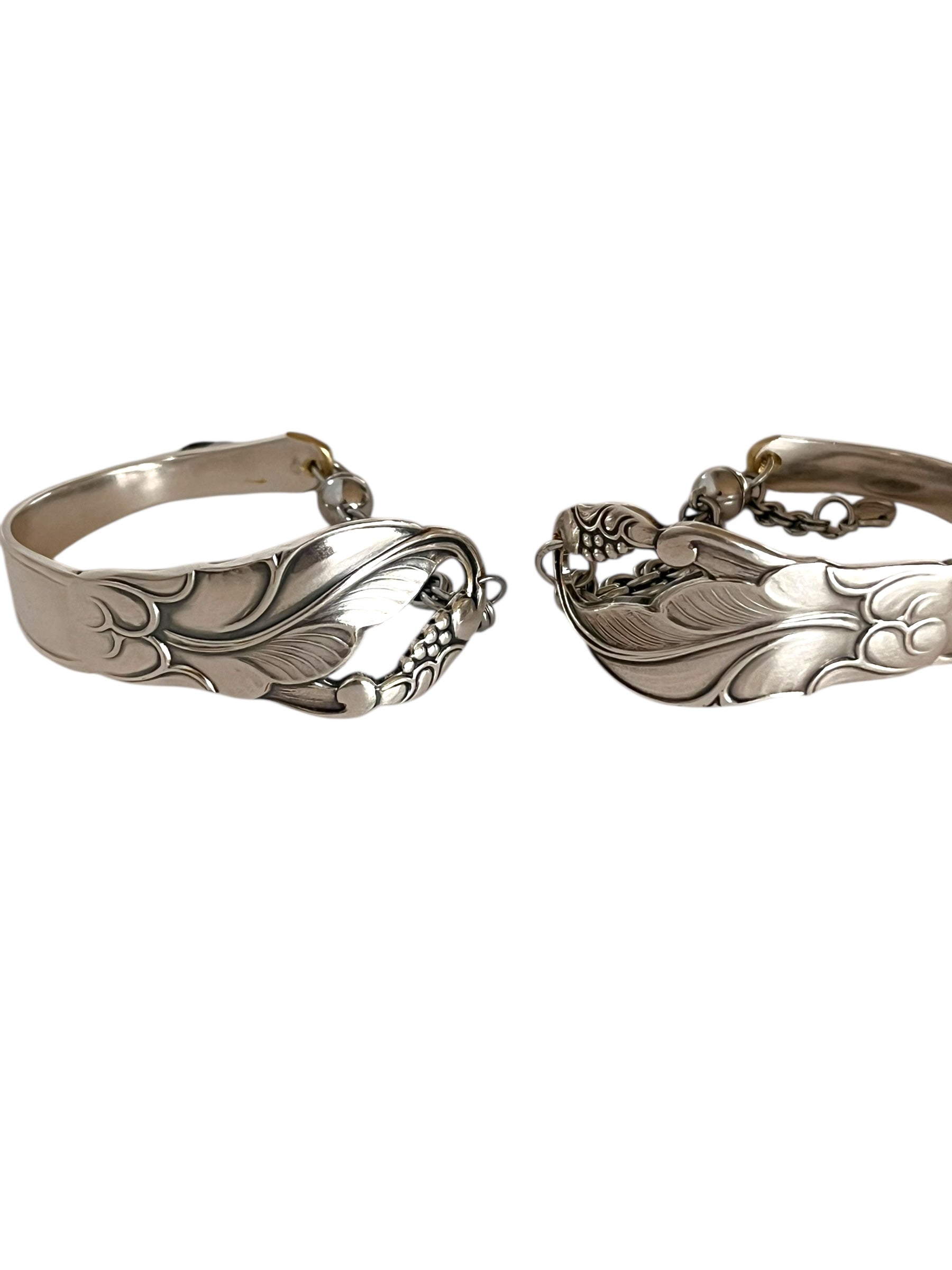 smykke lavet af en sølvske, skeen har et mønster af et blad fra et egetræ.  armbåndet er et helt unikt smykke lavet fra antikt bestik , lavet af Monnas Smykkedesign