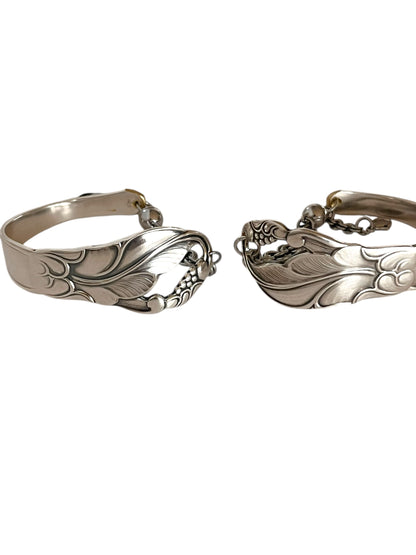 smykke lavet af en sølvske, skeen har et mønster af et blad fra et egetræ.  armbåndet er et helt unikt smykke lavet fra antikt bestik , lavet af Monnas Smykkedesign