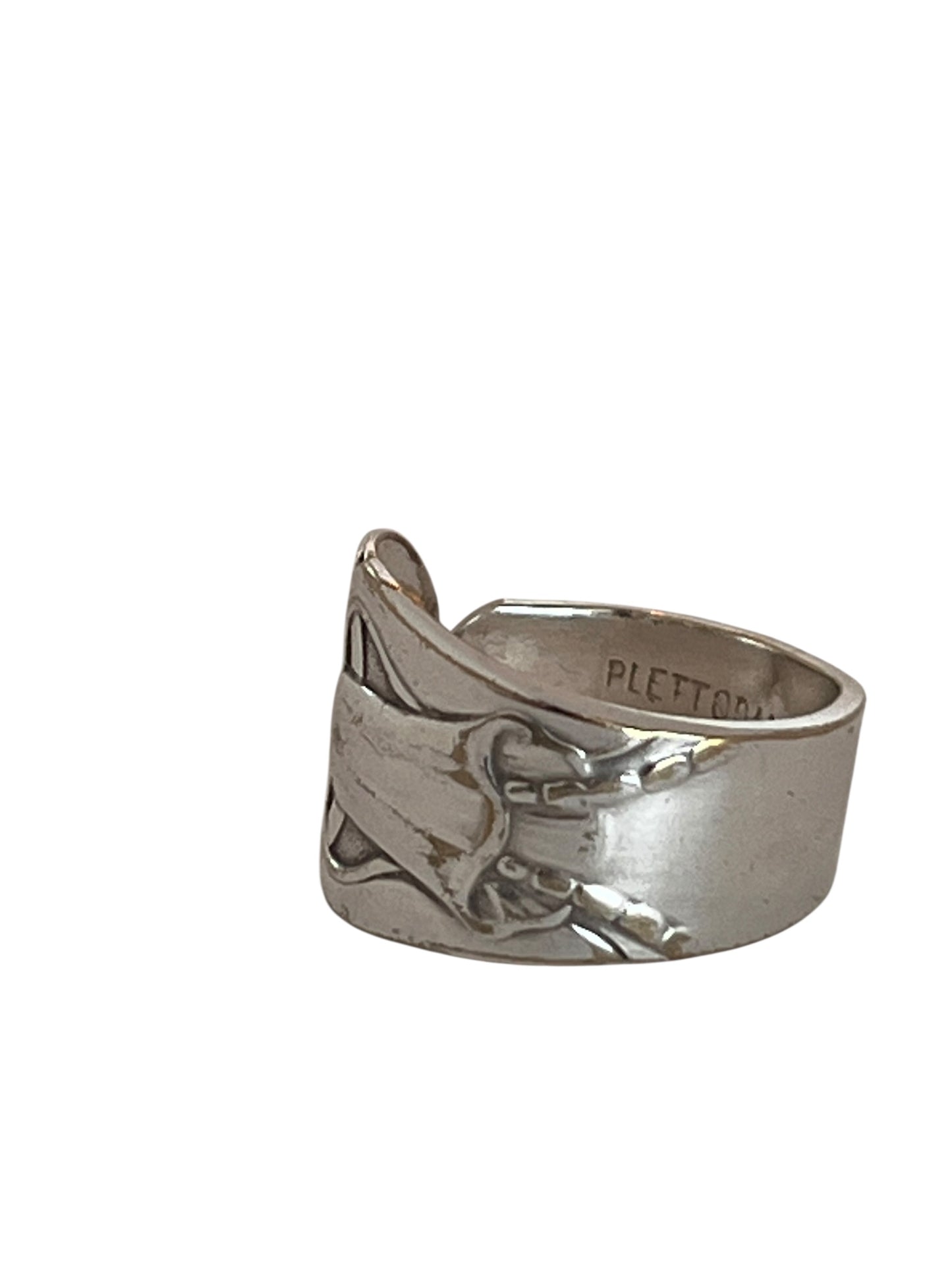 Detalje af ring af gammelt bestik med aflang blomst, håndlavet genbrugssmykke formet af teske i sølvplet - lavet af Monnas Smykkedesign 