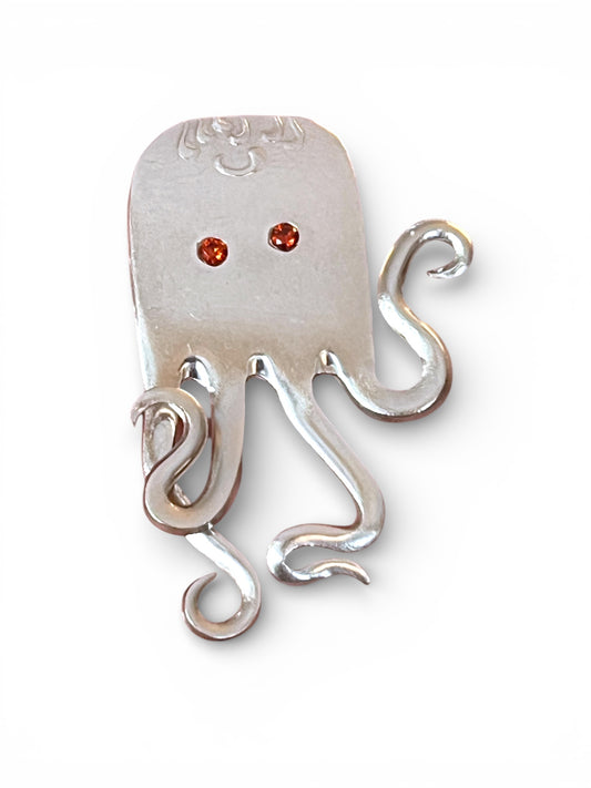 Blæksprutte broche af gammelt bestik – håndlavet vintage smykke i genbrugt sølv.