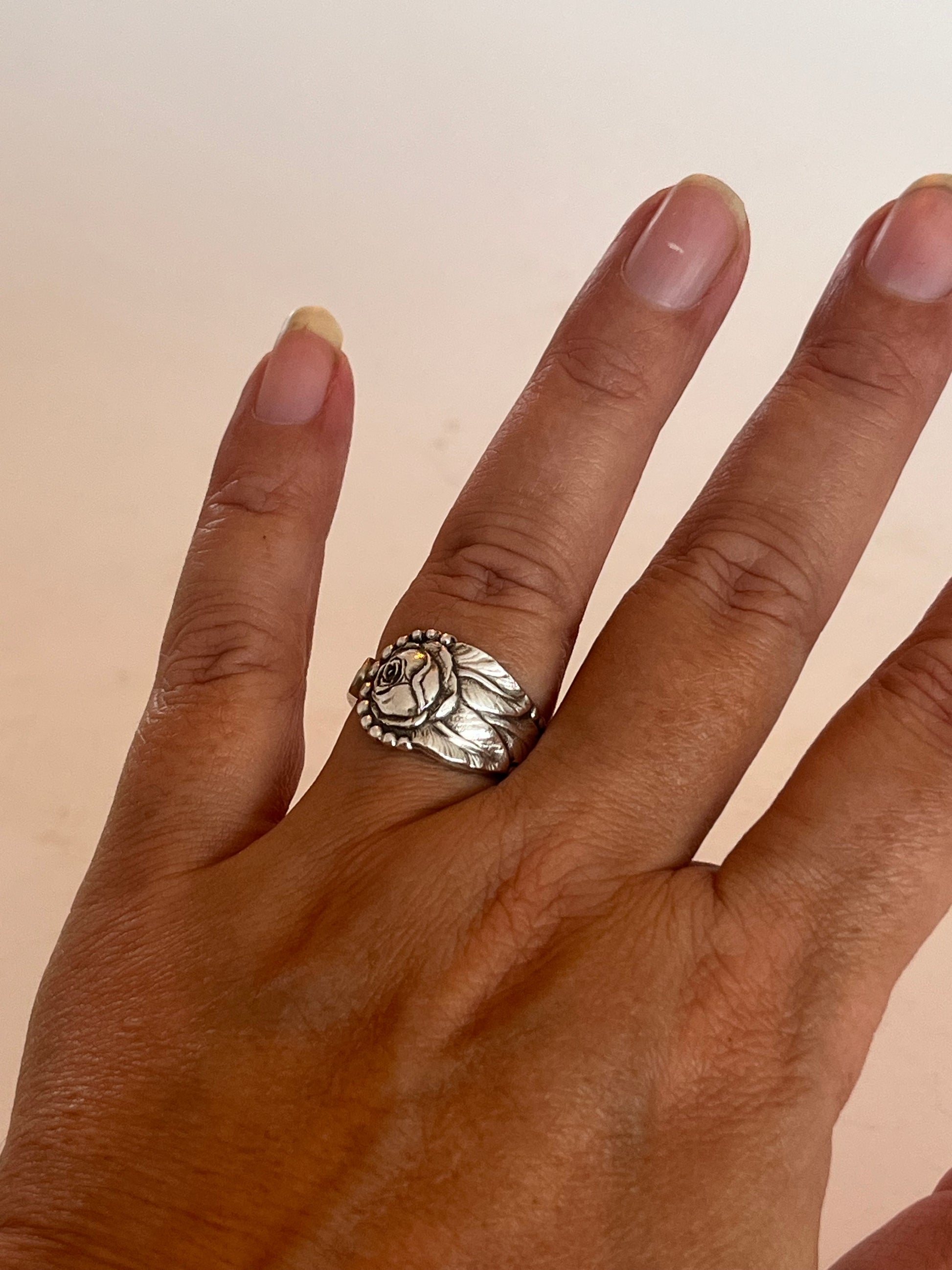 Ring af gammelt bestik båret på hånden, romantisk rosenring lavet af dansk designet sølvtøj og antik teske. Lavet af Monnas Smykkedesign