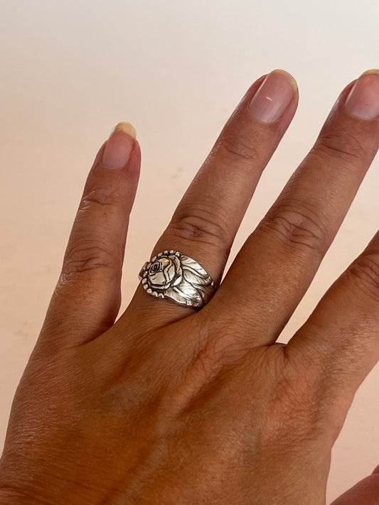Ring af gammelt bestik båret på hånden, romantisk rosenring lavet af dansk designet sølvtøj og antik teske. Lavet af Monnas Smykkedesign