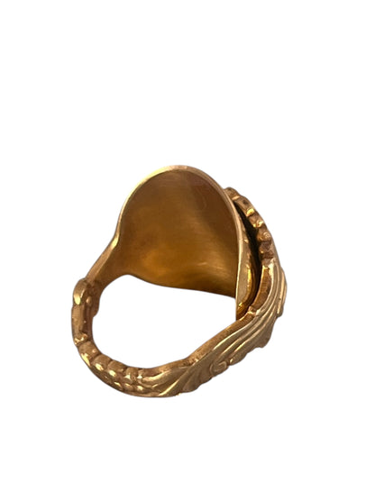 Sidevisning af forgyldt ske ring med buet bladmotiv og fine detaljer, ring af gammelt bestik, lavet af Monnas Smykkedesign