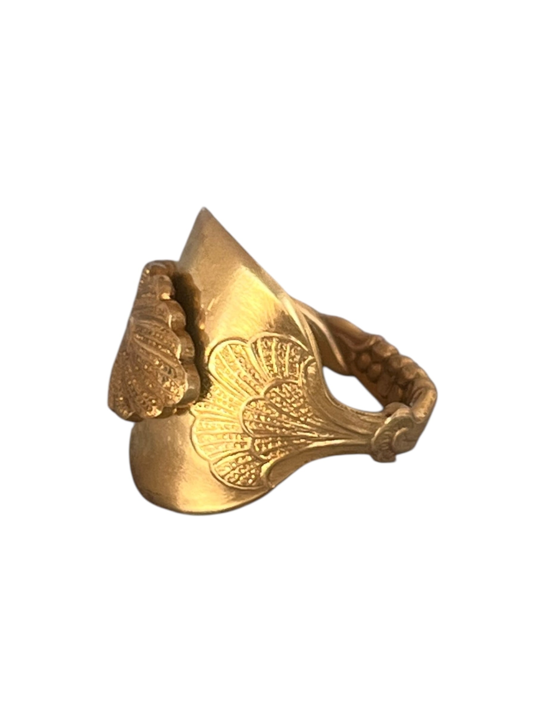 Forgyldt ring der buer let og ligger behageligt på fingeren, dekorativ skering af gammelt bestik, lavet af Monnas Smykkedesign