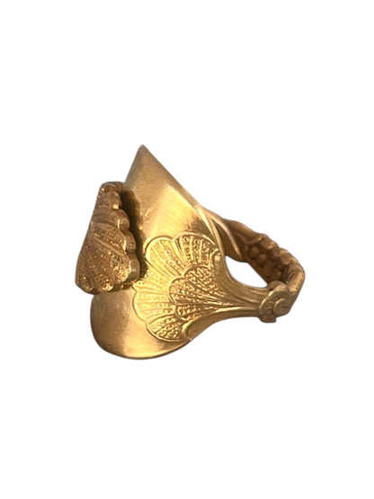 Forgyldt ring der buer let og ligger behageligt på fingeren, dekorativ skering af gammelt bestik, lavet af Monnas Smykkedesign