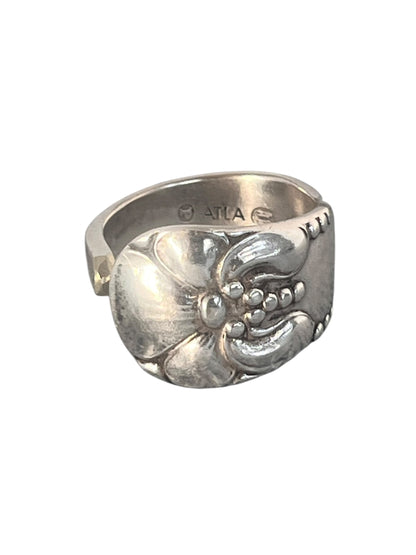Detalje af ske ring med blomstermotiv, små kugler i støvfangere giver struktur og spil, ring af gammelt bestik, lavet af Monnas Smykkedesign