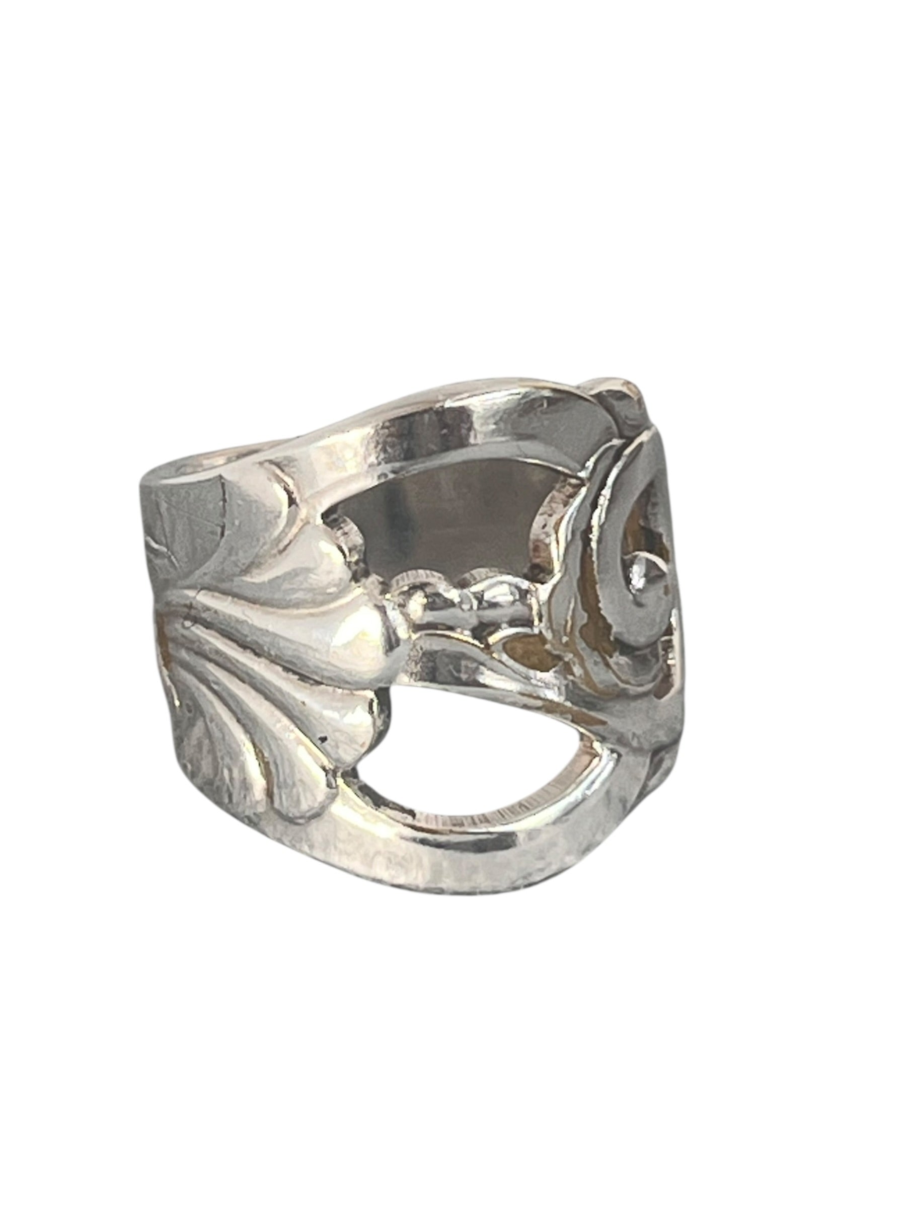 Detalje af ske ring med fine krummelurer og hulmønster, kunstnerisk ring af gammelt bestik med antydning af blomst, lavet af Monnas Smykkedesign
