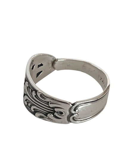 Smykke af antikt bestik – håndlavet ring med blomster og hulmønster i skønvirke, lavet af svensk teske fra starten af 1900-tallet. Monnas Smykkedesign 