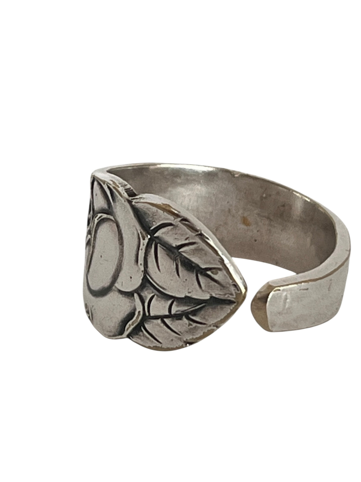 Ring af gammelt bestik med behagelig pasform, let og markant rosenring i sølvplet med patina, lavet af Monnas Smykkedesign